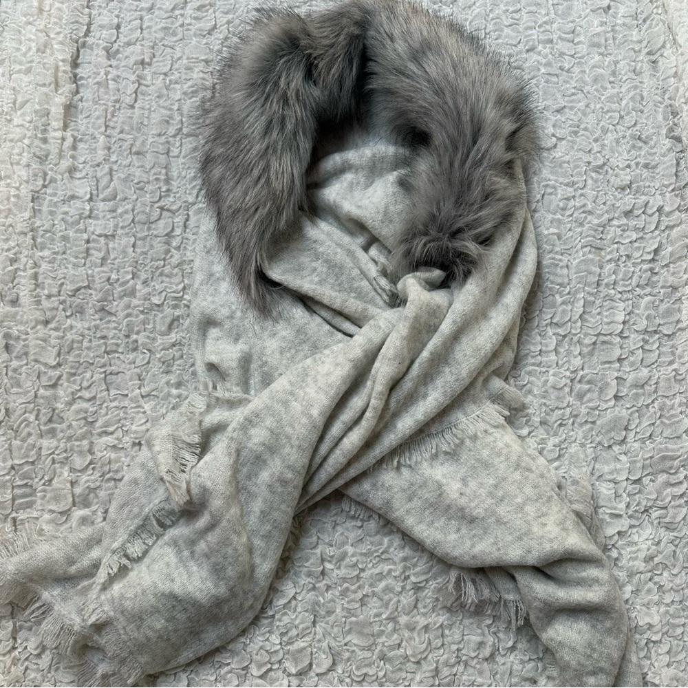 CAbi Faux Fur Trim Wrap Shawl Gray One Size Poncho Cape Winter - Picture 4 of 7